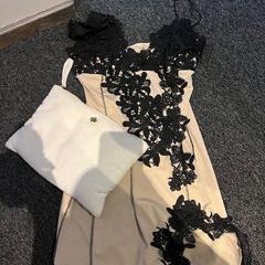 Nachtjurk beige met zwarte kant, zoals gemeld door Haven Hotel Rotterdam met iLost