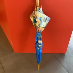 Ombrello Blue and white, come riportato da MEININGER Hotel Heidelberg Hauptbahnhof utilizzando iLost