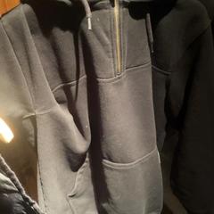 Felpa black, come riportato da Club Nyx/Exit Café utilizzando iLost