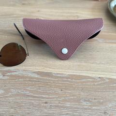 Een geslepen zonnebril in roze etui がiLostに報告されました