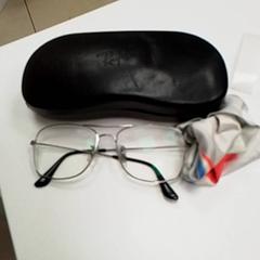 Etui à lunettes avec lunettes Métale blanc, a été signalé par ilévia utilisant iLost