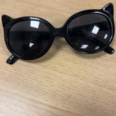 Des lunettes de soleil, a été signalé par Pathé Amsterdam Noord utilisant iLost