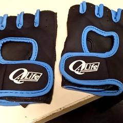 Rukavice, ako bolo nahlásené Mövenpick Hotel Amsterdam City Centre pomocou iLost