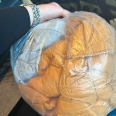 Jasje en jeans oranje jasje en licht blauwe jeans, rapporterat av Haven Hotel Rotterdam med iLost