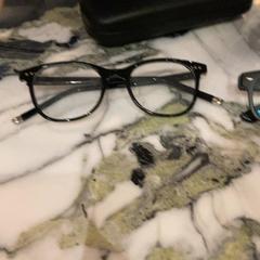 Estuche para lentes con lentes, segundo informou Van der Valk Hotel Heerlen usando iLost