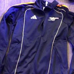 Jacka Zwart Adidas met Arsenal logo, rapporterat av De Heeren van Aemstel med iLost