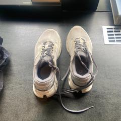 Zapatillas deportivas, segundo informou Hotel V Fizeaustraat usando iLost