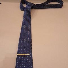 Kravata Blauwe met rode en witte vierkantjes, jak nahlášeno Van der Valk Hotel Schiphol pomocí iLost