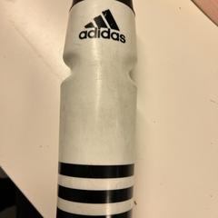 Bidon Adidas, zoals gemeld door Avonturenpark Hellendoorn met iLost