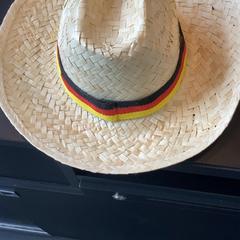 Hoed Straw german, zoals gemeld door MEININGER Hotel Berlin Central Station met iLost