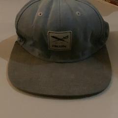 Baseball pet, zoals gemeld door MEININGER Hotel Berlin "Mitte" Humboldthaus met iLost