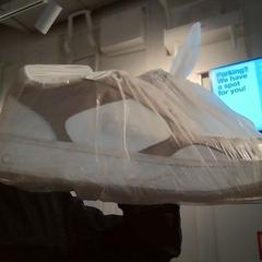 靴 Alo, beige & white がiLostで The Tire Station Hotel によって報告されました