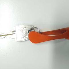 Sleutel met oranje plastic sleutelhanger, zoals gemeld door Stad Hasselt met iLost