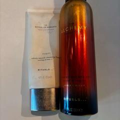 Shower amenities WHITE, RED/ORANGE, as reported by Room Mate Bruno using iLost