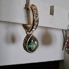 Oorbel goud met groene hanger, jak bylo nahlášeno na iLost