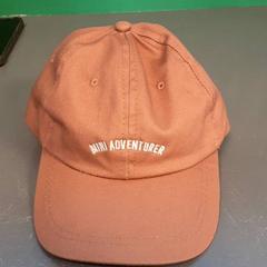 Baseball sapka Oranje pet, amint azt Diergaarde Blijdorp az iLost segítségével jelentette.