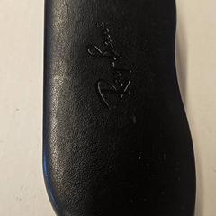 Etui à lunettes avec lunettes, a été signalé par Awakenings Upclose utilisant iLost