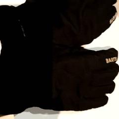 Guanti, come riportato da Pathé Nijmegen utilizzando iLost