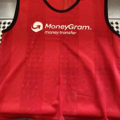 Sportbekleidung Rot, ha sido reportado por MEININGER Hotel Berlin Alexanderplatz con iLost