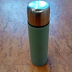 Bicchiere da bere drinkbus, come riportato da Centraal magazijn utilizzando iLost