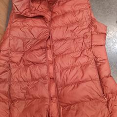 Bodywarmer steenrood, zgłoszono przez Rotterdam The Hague Airport przy użyciu iLost