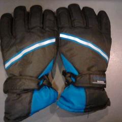 Guanti, come riportato da SnowWorld Landgraaf utilizzando iLost
