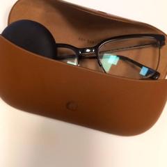 Estuche para lentes con lentes, segundo informou Koninklijk Theater Carré usando iLost