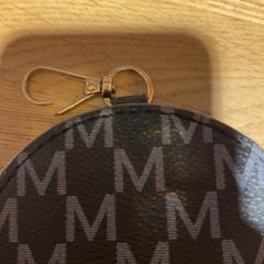 Cartera wallet, segons ha informat Designer Outlet Roermond mitjançant iLost