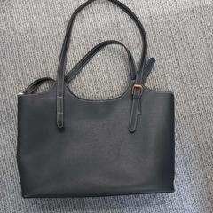 حقائب حمل وحقائب اليد، كما تم الإبلاغ عنه بواسطة Arriva West-Brabant عبر iLost