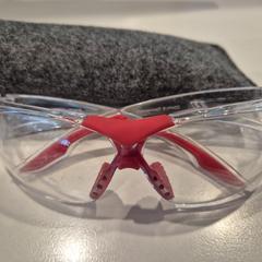 Bril doorzichtig met rood, iLost를 사용하여 NHL Stenden hogeschool Leeuwarden에 보고됨