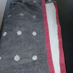 Asciugamano black red, come riportato da Conscious Hotel Westerpark utilizzando iLost