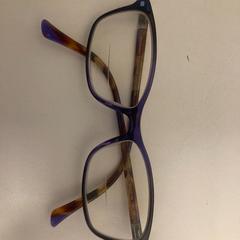 Szemüveg Purple, amint azt Ramada by Wyndham Amsterdam Airport Schiphol az iLost segítségével jelentette.