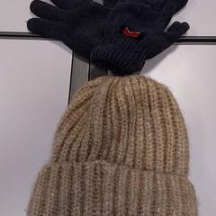 Handschuhe & Beanie, gemeldet von Vrije Universiteit Amsterdam über iLost