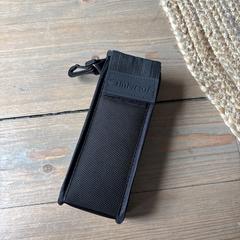 Zonnebril in zwart hoesje, segons s'ha informat a iLost