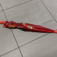 Esernyő rood, amint azt Centraal magazijn az iLost segítségével jelentette.