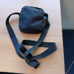 Borsa zwart, come riportato da UVO Vervoer utilizzando iLost