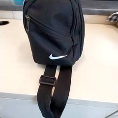 Válltáska Zwart. Nike, amint azt Arriva Limburg Zuid az iLost segítségével jelentette.