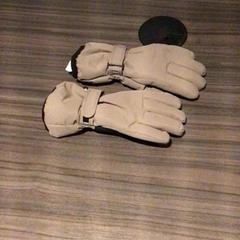 手袋 Grijs/beige がiLostで Van der Valk Hotel Zwolle によって報告されました