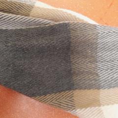 Écharpe beige et noire, a été signalé par TCL utilisant iLost