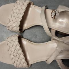 Buty Creme, zgłoszono przez Arriva Friesland / Groningen przy użyciu iLost
