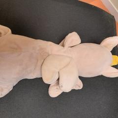 Peluche pulseira beige, como reportado por TCL utilizando o iLost