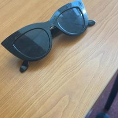 Occhiali da sole, come riportato da Arriva Achterhoek-Rivierenland utilizzando iLost