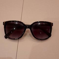 Sluneční brýle, jak nahlášeno Van der Valk Hotel Schiphol pomocí iLost