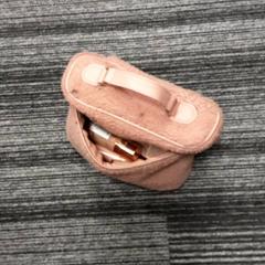 Bossa de maquillatge Roze met diverse make up spullen, segons ha informat Arriva Vechtdallijnen mitjançant iLost