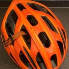 Přilba Orange, jak nahlášeno MEININGER Hotel Brussels City Center pomocí iLost