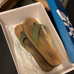 Sandali, come riportato da KABUL à GoGo / Teatro utilizzando iLost