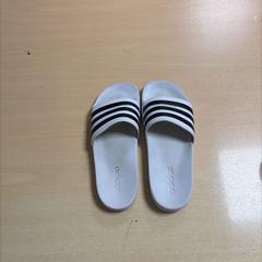 Zapato adidas Slippers, segundo informou DoubleTree by Hilton Rotterdam Centre usando iLost
