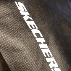 Purchase skechers, segundo informou Designer Outlet Roermond usando iLost