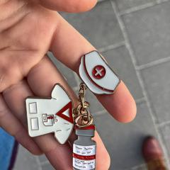 Set van 3 bedeltjes wit/rood, as reported to iLost
