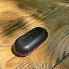 Black and Purple "Pluggerz" Earplug Case, zoals gemeld door Best Kept Secret 2025 met iLost